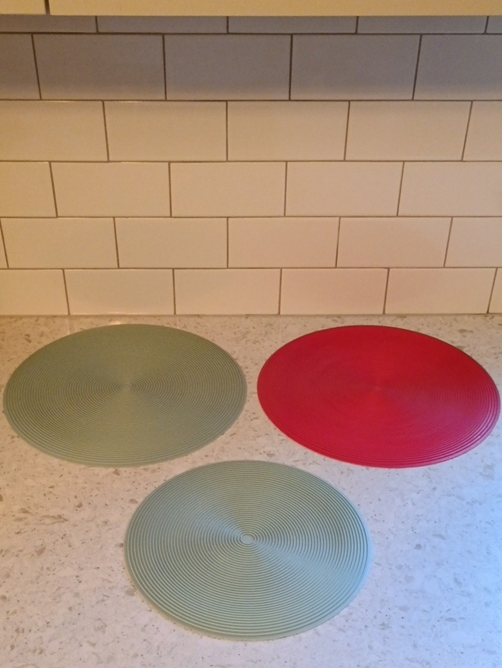 Set of 3 Safe Grabs Mats Round Ribbed Placemats - Sage Green And Red